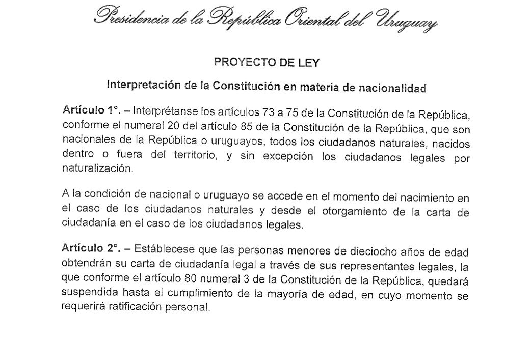 yucayo's tweet photo. Llevo tres días leyendo miles de comentarios sobre el proyecto de Ley del Poder Ejecutivo para reconocer a los ciudadanos legales como nacionales.
Confieso que quedé desconcertado por muchas reacciones. Noto mucha falta de información y mentiras deliberadas. Afortunadamente, la falta de información y las mentiras tienen solución: información.
Tengo amigos que me han dicho "¿Te parece que valga la pena tanto revuelo? Hubiera sido más fácil modificar el pasaporte y listo".
Sí, hubiera sido más fácil, pero nos hubiéramos perdido la oportunidad de un gran debate que discuta el tema de fondo. Pienso que es un dolor de crecimiento de un Uruguay que, en ese sentido, busca reencontrarse consigo mismo, con su esencia cívica de República Liberal y abierta de 1830 y 1918.
El tema de la nacionalidad va mucho más allá de un documento, es filosófico y moral: describe el alma de la Nación. ¿El actual marco legal que le dice a una persona: "podés vivir toda tu vida, trabajar, votar, ser senador, pero nunca ser uno de nosotros" representa el alma del Uruguay? Tengo la certeza de que no.
Comencemos por el final: no hay otros país del mundo que, como Uruguay, reconozca la ciudadanía y a la vez no otorgue la nacionalidad.
Si vos te naturalizas japonés sos japonés, sud coreano, neozelandés, estadounidense, rumano, polaco, armenio, georgiano, y así, hasta el fin de la lista de países del mundo.
La diferencia uruguaya se basa fundamentalmente e una visión doctrinal del respetado Dr. Justino Jimenez de Aréchaga (tercero) que expresaba:

“La nacionalidad se nos presenta como un vínculo natural, derivado de un acto natural de nacimiento o de sangre.”
“La nacionalidad corresponde a una cierta realidad de tipo sociológico o psicológico.”
“La nacionalidad es un estado permanente de los individuos que no sufre alteración alguna, cualquiera que sea el punto de la tierra que habiten; la ciudadanía es, por el contrario, variable y se altera con los distintos domicilios que adquieren los hombres en las diferentes sociedades en que se encuentra dividida la humanidad.”
“Cada Estado siente quiénes son sus nacionales y lo declara por su ley; en cambio, cada Estado decide quiénes son sus ciudadanos y lo dispone por su ley, ya que la nacionalidad corresponde a una cierta realidad sociológica o psicológica.”
“Mientras que en el derecho de las tres Américas es regla general que se autorice a los extranjeros a adquirir la nacionalidad del Estado, requiriéndose una manifestación de voluntad del extranjero que desea adquirir la nueva nacionalidad y la aprobación por el Estado de este propósito, en nuestro sistema lo más que se ofrece a los extranjeros es la adquisición de la ciudadanía, es decir, de ese estatuto jurídico especial que caracteriza a los miembros activos de la asociación política; pero en ningún caso un extranjero puede adquirir nuestra nacionalidad.”
“El instituto de la naturalización implica el reconocimiento del principio de que los hombres pueden cambiar de nacionalidad. Se incluye un elemento voluntario en el concepto mismo de nacionalidad. En cambio, en nuestro régimen, la noción de nacionalidad se hace más rígida y se impide su cambio por acto voluntario o por concesión del poder público.”

Incluyo todas estas citas para que se vea con claridad que la definición de nacionalidad del Dr. Jiménez de Aréchaga no es legal o siquiera constitucional. Es una visión sociológica - psicológica que describe más a una nación étnica antigua (Japón, Corea, Armenia, Georgia) que a una nación cívica como el Uruguay (y todas las repúblicas americanas) surgida como ente propio hace apenas dos siglos.
La visión de nacionalidad de Jiménez de Arechaga y su consecuencia práctica (tener ciudadanos-extranjeros) no tiene derecho comparado, es decir: ninguna otra nación del mundo aplica esta lógica excluyente, repito: ninguna, por milenaria que sea.
De esta forma, es una visión que no se sostiene en sus fundamentos ni socio-psicológico-culturales ni de norma comparada.
Pienso que es importante que cada quién se pregunte si la nacionalidad uruguaya es un vínculo psico-socio-cultural inaccesible a diferencia del resto de las nacionalidades del mundo.

Constitución de la República y leyes:

- La Constitución de la República no dice que los ciudadanos legales no somos nacionales. De hecho, la  Constitución no dice qué significa ser "nacional", ni quiénes son los nacionales.
En Uruguay esto lo han resuelto dos leyes interpretativas de la Constitución: la Ley 16.021 de 1989 (que homologa nacional a ciudadano natural) y la 19.362 del 2016 (que extiende la ciudadanía natural, y con ello la nacionalidad, a los nietos de uruguayos).
- Por esta misma razón el argumento de que el tema de la nacionalidad no se puede resolver por Ley interpretativa no se sostiene: hoy está resuelto por leyes interpretativas justamente porque la Constitución no es clara al respecto.
- Hay, al menos dos interpretaciones de la Constitución respeto a la nacionalidad de los ciudadanos legales. La primera (vigente) considera que Uruguay otorga ciudadanía legal pero no nacionalidad, basada en que el artículo 81 dice que la nacionalidad no se pierde y la ciudadanía legal sí.
La segunda (que es la que abraza el proyecto de Ley) considera que los ciudadanos legales sí somos nacionales, porque (entre otros argumentos) la Constitución no establece esa diferencia entre ciudadanos legales y naturales.
Resumiendo: no se sostiene que alguien diga que la Constitución dice que los ciudadanos legales no somos nacionales o que lo somos. La Constitución no dice una cosa o la otra. Ambas son interpretaciones del texto.

Los cucos:

- "Ahora los ciudadanos legales van a poder ser Presidente y Vicepresidente": FALSO, el artículo 151 de la Constitución es clarísimo: "Sólo podrán ser elegidos los ciudadanos naturales en ejercicio, que
tengan treinta y cinco años cumplidos de edad."
- "La Ley propone igualar ciudadanía legal a natural": FALSO, la Ley propone que, COMO EN EL RESTO DE LOS PAÍSES DEL MUNDO todos los ciudadanos sean reconocidos como nacionales. Las diferencias que la Constitución establece entre naturales y legales se mantienen intactas, como podría ser de otra manera.
- "Quieren esconder el origen de los ciudadanos legales": FALSO, reconocer la nacionalidad nada tiene que ver con el bendito campo "país de origen" del pasaporte que tendrá que decir lo que corresponda (en mi caso, "país de origen: CUBA"). El único cambio es que en el campo "Nacionalidad" dirá "Uruguayo", repito: COMO EN TODOS LOS PAÍSES DEL MUNDO, donde el campo nacionalidad coincide con el país emisor del documento.
- "Van a traer gente para votar": FALSO, el reconocimiento de la nacionalidad no agrega derechos cívicos. Los ciudadanos legales ya gozamos de todos los derechos cívicos dentro del territorio de la República.
- "Ahora van a interpretar cualquier cosa de la Constitución": FALSO, como dije antes, los temas referidos a nacionalidad en Uruguay ya están resueltos por leyes interpretativas ¿Qué cambio en el modus operandi representaría esta en específico?

He leído otras tantas pero estas me parecen las más repetidas.

En fin, usted bien puede:
- Suscribir la doctrina psico-socio-cultural de que solo los ciudadanos naturales uruguayos son nacionales y los ciudadanos legales siempre seremos extranjeros por más que no exista derecho comparado a nivel mundial ni sustento científico.
- Suscribir la interpretación constitucional del artículo 81 que considera que Uruguay no naturaliza aunque exista una interpretación alternativa perfectamente constitucional que sí reconoce a los ciudadanos legales como nacionales.

De la misma forma que puede:
- Considerar que Uruguay es una nación cívica en la que (como dice la Constitución) todos los ciudadanos integramos el cuerpo de la Nación, tal como sucede en el mundo entero.
- Interpreta el artículo 81 de la Constitución de forma que no se establezca una diferencia entre ciudadanos que la Constitución no establece a texto expreso.

Si usted suscribe a la primera tesis se va a oponer al proyecto, no importa lo que diga. Si suscribe al segundo trabajará para generar debate y que el texto sea el mejor posible: totalmente constitucional y pro homine.

Este puede ser un gran debate, uno que cale y nos haga poner frente al espejo para vernos como realmente somos. Quien piense que esto va solo de los ciudadanos legales se equivoca.

Hago un llamado especial a todos los ciudadanos legales a tener mucha paciencia y comprensión. A no responder agravios con agravios. A estudiar en profundidad el tema, a ser honestos en las discusiones y respetuosos. Aporten tantos datos como sean posibles.
Extiendo este llamado a todos mis compatriotas uruguayos, los que nos han abrazado, recibido durante años, nos han convertido en su familia y finalmente a los que no nos quieren, a los que se oponen a la inmigración o a la igualdad bajo una misma nacionalidad: defiendan sus creencias con honestidad y respeto.

Solo de esa forma podemos generar un debate constructivo que nos haga salir mucho mejor de lo que entramos.

Vamos arriba Uruguay!!! 🇺🇾