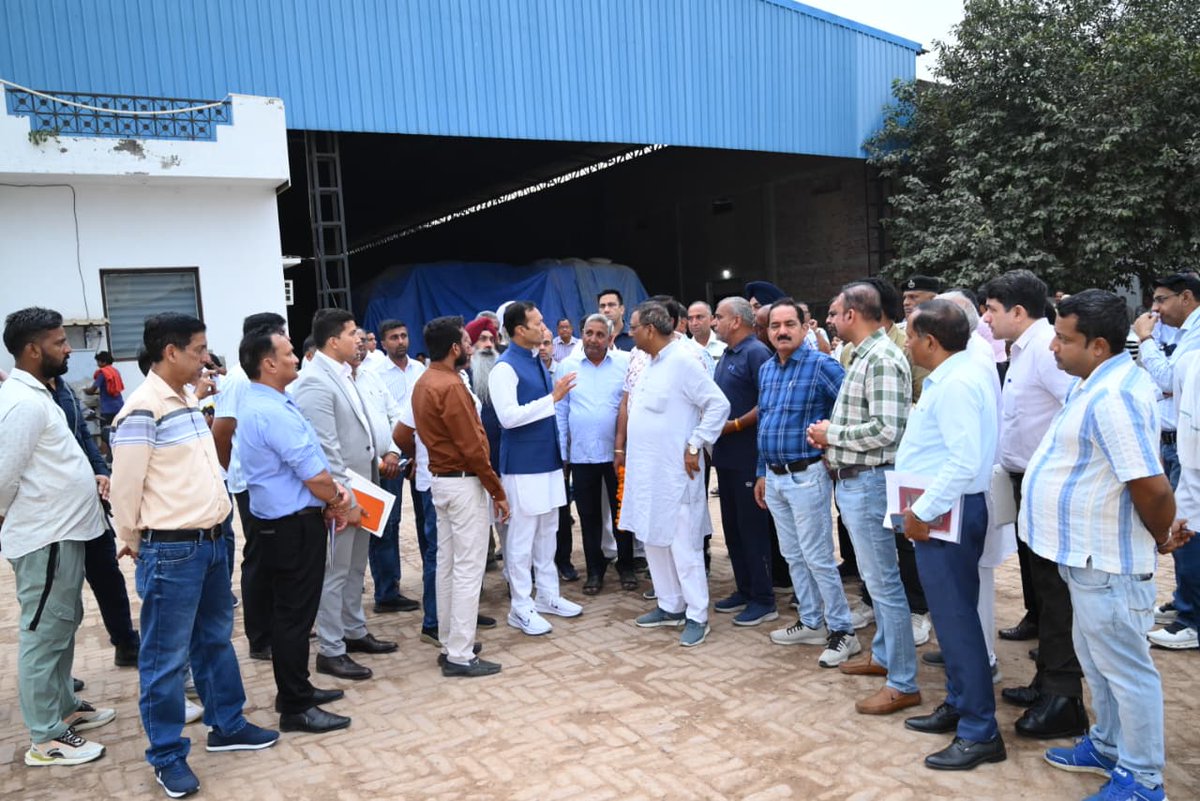 MPNaveenJindal's tweet photo. आज कुरुक्षेत्र में आढ़तियों, राइस मिलर्स, धान विक्रेताओं, किसान भाइयों तथा मंडी बोर्ड और खाद्य एवं आपूर्ति विभाग के अधिकारियों के साथ महत्वपूर्ण बैठक कर धान खरीद व्यवस्था की समीक्षा की।

बैठक में किसानों को उपज का उचित मूल्य दिलाने, सुचारू उठान, बेहतर भंडारण व राइस मिलर्स की व्यावहारिक समस्याओं पर सार्थक चर्चा हुई।

सभी हितधारकों के सुझावों के आधार पर एक संतुलित प्रारूप तैयार कर सरकार के समक्ष प्रस्तुत करेंगे, जिससे खरीद प्रक्रिया अधिक पारदर्शी, प्रभावी और सुलभ बने।