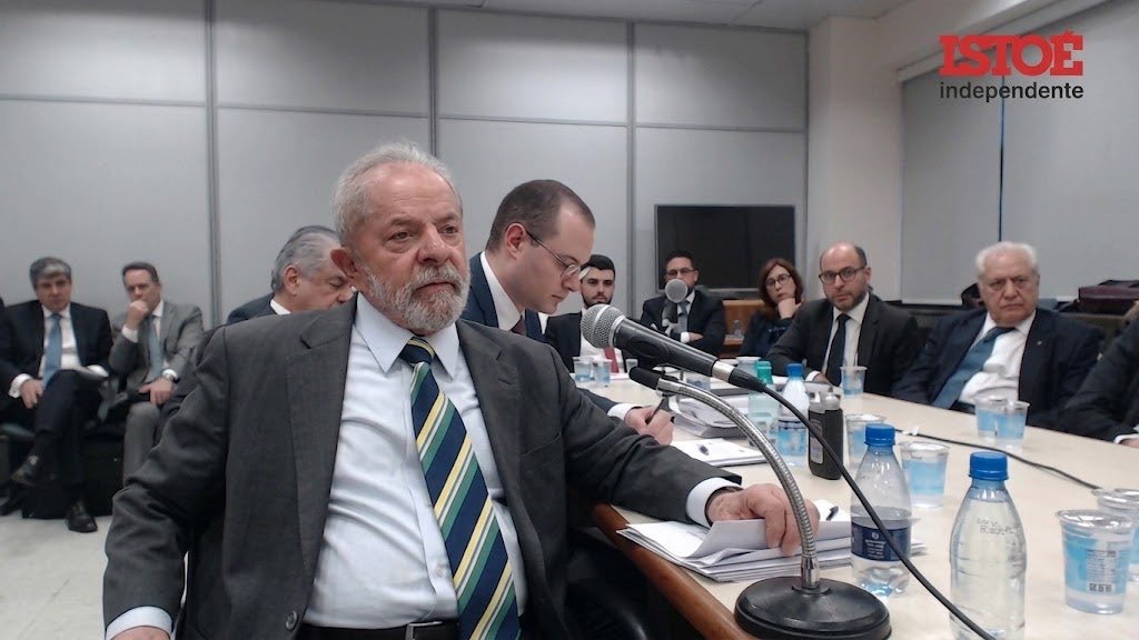 TropaDoFlavio's tweet photo. Alguém sabe o nome desse podcast? O convidado falou durante horas mas não lembrava de nada! 😂🎙️ https://t.co/itna1CTXej