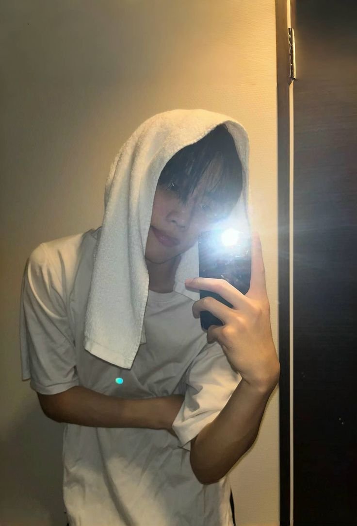 CherubSunwoo's tweet photo. Good eve, Cherubs! Gimana weekend-nya? Hari ini kalian ngapain aja sih guys? Gua kepo sama life update kalian. Kalau gua hari ini udah mandi ya. Kalau kalian? https://t.co/wpLRWt6bds