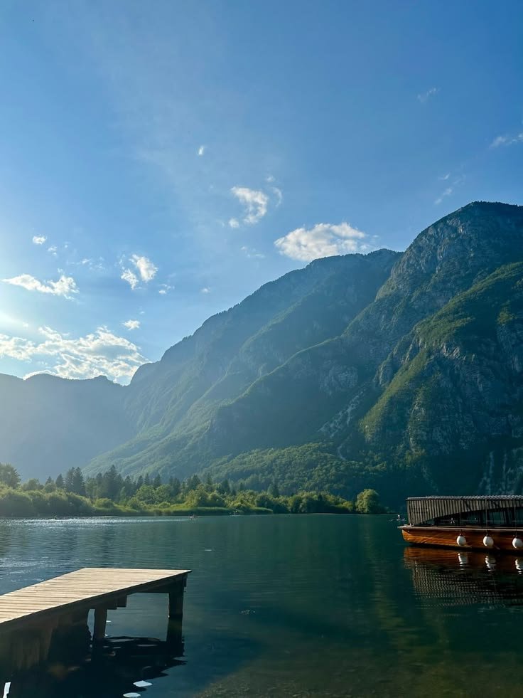 onllycutestuff's tweet photo. Lake Bohinj, Slovenia https://t.co/qrQaugg4NY