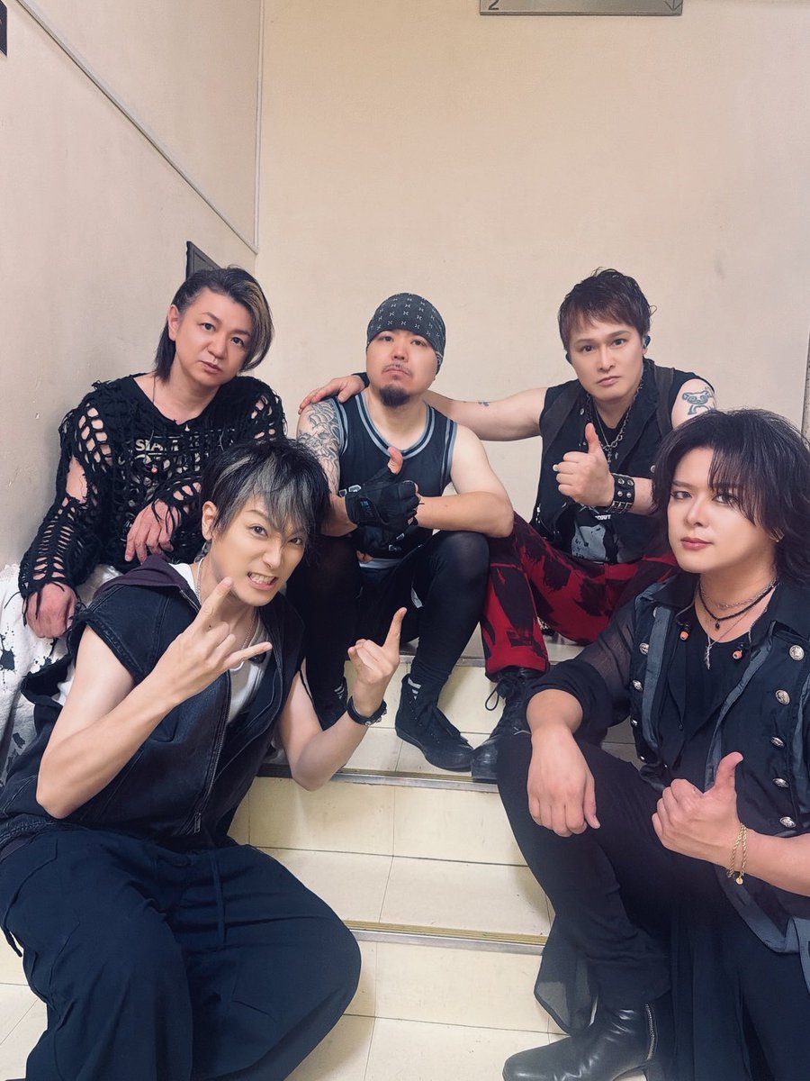 YOUTH_K_BPM13's tweet photo. 本日、栄喜さん『LIVE TOUR 2026栄喜道Ⅸ』ファイナル東京公演、これにて千秋楽。
今年も無事に任務完遂。感無量です。
そして来年の栄喜道も決まりました。
SIAM SHADEリスペクトと共に出来うる限りの完全再現で今後も臨みます。
最高なメンバーショット。 https://t.co/abjdeZSTks