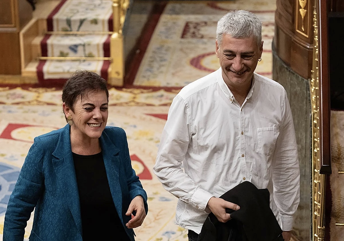 OskarMatute's tweet photo. No sé cuántas horas habremos pasado juntos en Madrid, pero sí sé que nos hemos reído mucho. Incluso en los días más difíciles, cuando más falta hacía. Hay despedidas que cuestan, y esta será una de ellas.

Me siento afortunado de haber compartido todos estos años contigo. De haber conocido de cerca tu compromiso incansable, tu firmeza y esa manera tuya de defender nuestras convicciones sin perder nunca de vista a las personas.

Y más allá de todas las batallas compartidas, que son muchas, me quedo también con la complicidad y todas esas cosas que hacen que una compañera se convierta, con los años, en una amiga.

Se hará raro no tenerte sentada al lado. Por suerte, nos queda mucho camino por delante. Porque el proyecto que nos une va mucho más allá de una etapa en el Congreso.

Eskerrik asko guztiagatik, @MertxeAizpurua!