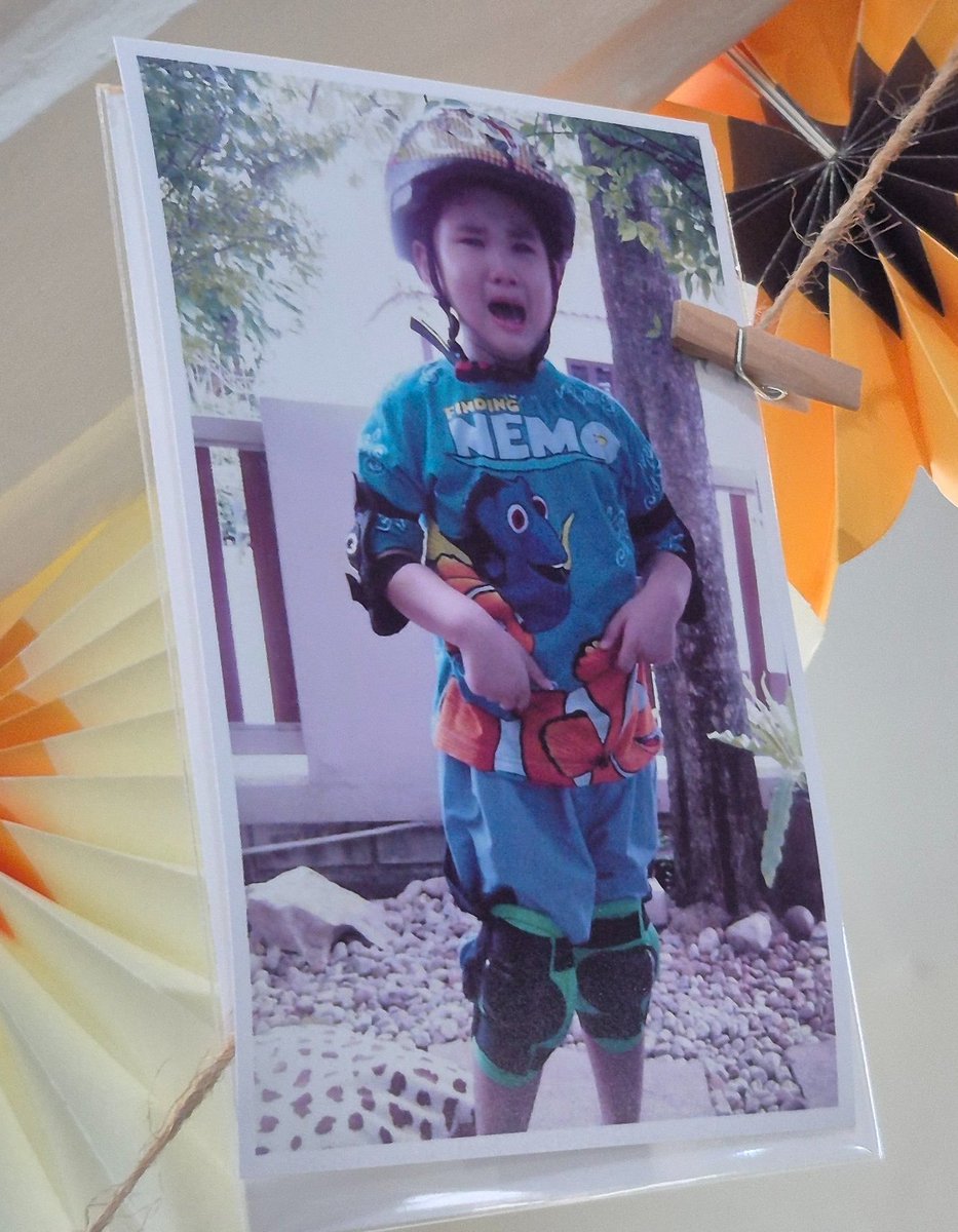 congcongi_jd's tweet photo. 너무 귀엽다!!😍
생일카페 가볼 수는 없지만, 이렇게 사진올려주신걸로 대리 만족!!
당이 가족도 갔었네!!💛

#dunknatachai #ดังณัฏฐ์ฐชัย https://t.co/rswQqZaZKa