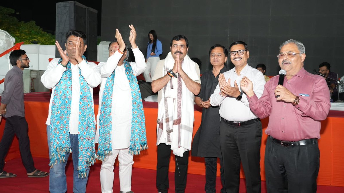 dineshmakwanamp's tweet photo. ખોખરા યુથ ફેડરેશન અને સ્ટે. ચેરમેન શ્રી કમલેશભાઈ પટેલ દ્વારા સ્થાનિક રહિશો ને રાશન કીટ વિતરણ કરી ત્યારબાદ લોક ડાયરામાં ઉપસ્થિતી આપી

(૧/૨) https://t.co/EaUAYP4VE1