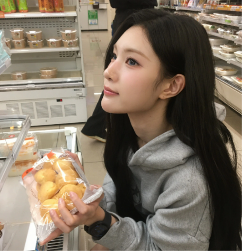 xchulhyv's tweet photo. 어..넵! 감사합니다
             ( 와 미친 나한테 칭찬해주는거야? 회식가면 ㅊㅈㅇ 선배랑 같이 밥도 먹을 수 있는거고? )

              와 근데 2학년 선배 ㅊㅈㅇ 선배랑 친한가?
              완전 부럽네.. 
              내 미래면 좋겠다 https://t.co/u95I998wAq