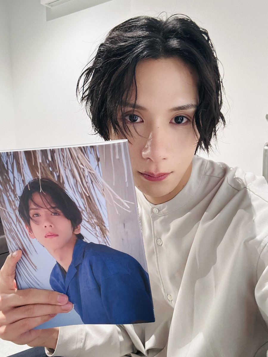 8739gaku's tweet photo. 松田岳2nd 写真集　「bluehour 」
大阪お渡し会有難うございました📚✨
とても楽しいひとときでした！
好きな写真もたくさん教えてくれてありがとう。

bluehour  

新たな景色のはじまりに眩しくなっても
起こりへと導いてくれた縁に感謝を忘れず

そんな指針となる一冊となりました。

これから先も松田と #bluehour 
をどうぞよろしくお願い致します。