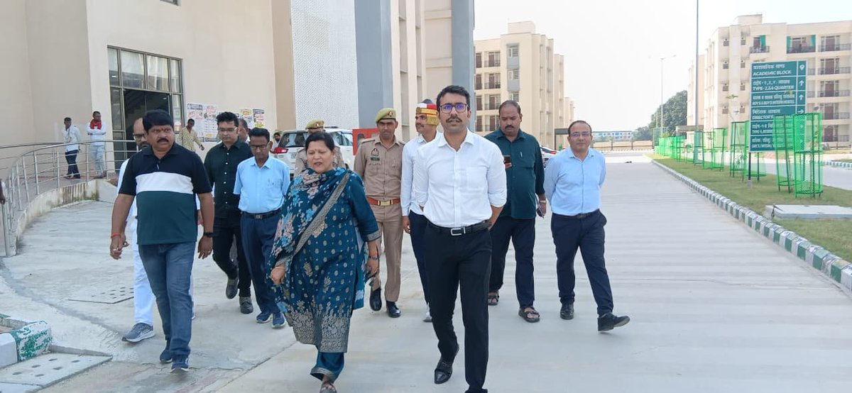 DmAmethi's tweet photo. आज दिनांक 11.10.2026 को तहसील तिलोई स्थित मेडिकल कॉलेज परिसर का निरीक्षण कर निर्माण कार्यों की प्रगति एवं गुणवत्ता का जायजा लिया। कार्यदायी संस्था के अनुसार, निर्माण कार्य 98.5% पूर्ण हो चुका है। शेष फिनिशिंग एवं अन्य कार्यों को शीघ्र पूर्ण करने के निर्देश दिए। निरीक्षण के दौरान सीवर, जलापूर्ति, ड्रेनेज, आंतरिक सड़कों, बायोमेडिकल वेस्ट निस्तारण सहित विभिन्न व्यवस्थाओं की समीक्षा की। साथ ही, सभी उपकरणों को निर्धारित मानकों के अनुरूप एवं गुणवत्तापूर्ण सुनिश्चित करने के निर्देश दिए। लगभग 16.5 एकड़ में विकसित हो रहे इस मेडिकल कॉलेज में 300 बेड का अस्पताल, 50 बेड का क्रिटिकल केयर ब्लॉक, 100 सीटों का मेडिकल कॉलेज एवं एकेडमिक ब्लॉक तथा 60 सीटों का नर्सिंग कॉलेज सहित विभिन्न सुविधाएं विकसित की जा रही हैं।