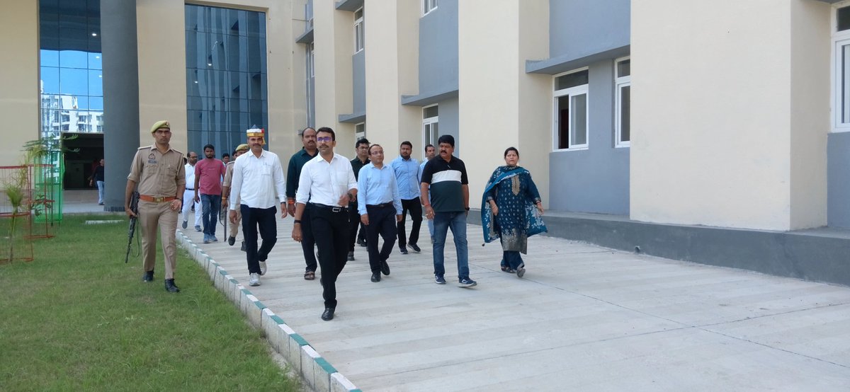 DmAmethi's tweet photo. आज दिनांक 11.10.2026 को तहसील तिलोई स्थित मेडिकल कॉलेज परिसर का निरीक्षण कर निर्माण कार्यों की प्रगति एवं गुणवत्ता का जायजा लिया। कार्यदायी संस्था के अनुसार, निर्माण कार्य 98.5% पूर्ण हो चुका है। शेष फिनिशिंग एवं अन्य कार्यों को शीघ्र पूर्ण करने के निर्देश दिए। निरीक्षण के दौरान सीवर, जलापूर्ति, ड्रेनेज, आंतरिक सड़कों, बायोमेडिकल वेस्ट निस्तारण सहित विभिन्न व्यवस्थाओं की समीक्षा की। साथ ही, सभी उपकरणों को निर्धारित मानकों के अनुरूप एवं गुणवत्तापूर्ण सुनिश्चित करने के निर्देश दिए। लगभग 16.5 एकड़ में विकसित हो रहे इस मेडिकल कॉलेज में 300 बेड का अस्पताल, 50 बेड का क्रिटिकल केयर ब्लॉक, 100 सीटों का मेडिकल कॉलेज एवं एकेडमिक ब्लॉक तथा 60 सीटों का नर्सिंग कॉलेज सहित विभिन्न सुविधाएं विकसित की जा रही हैं।