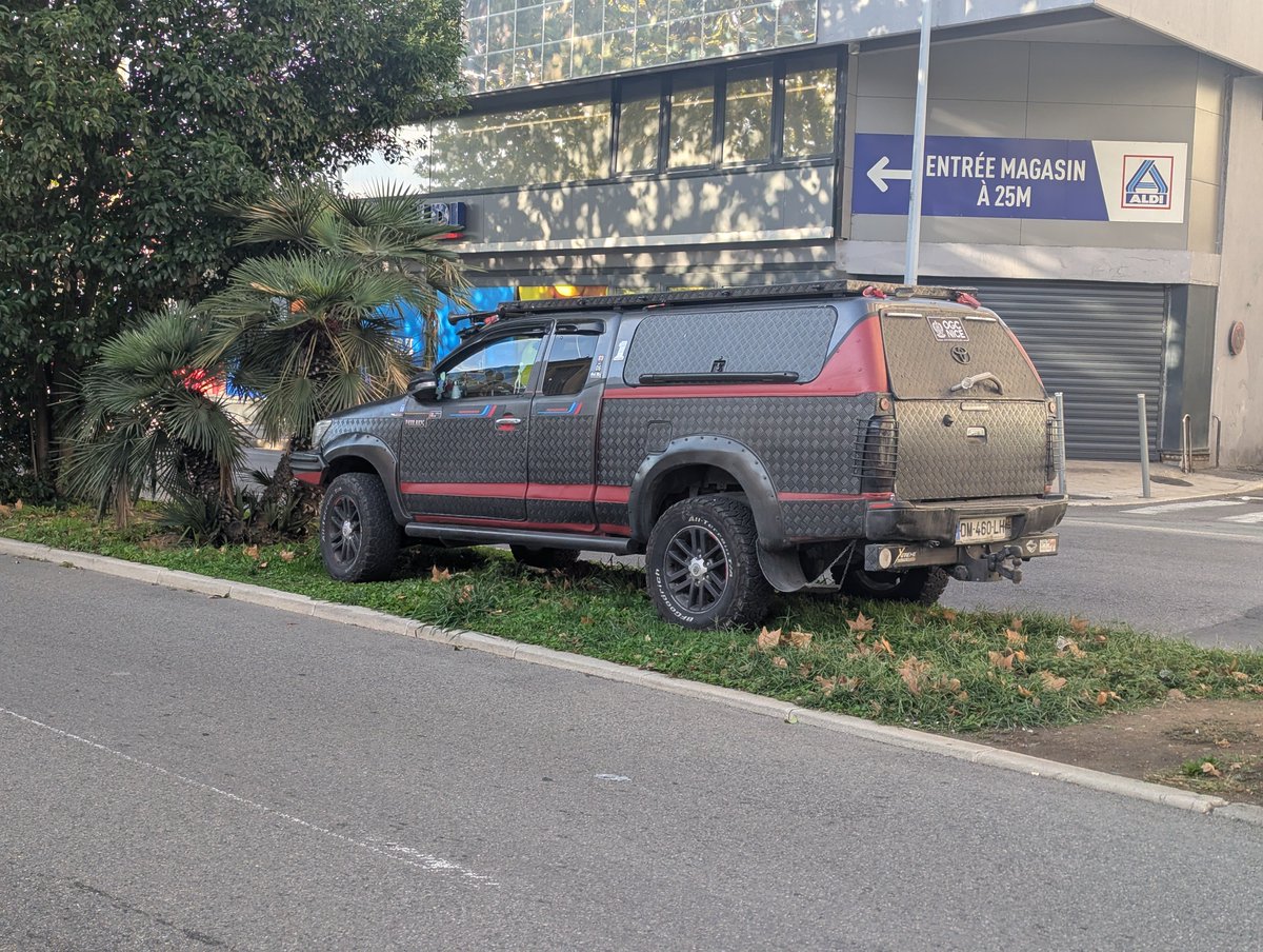 SecVelo's tweet photo. À #NiceVilleLaxiste je n'ai rien à craindre quand je me gare sur une jardinière à 50m d'un poste de Police Municipale. Je sais très bien que la police va fermer les yeux. https://t.co/vktxeqpYZK
