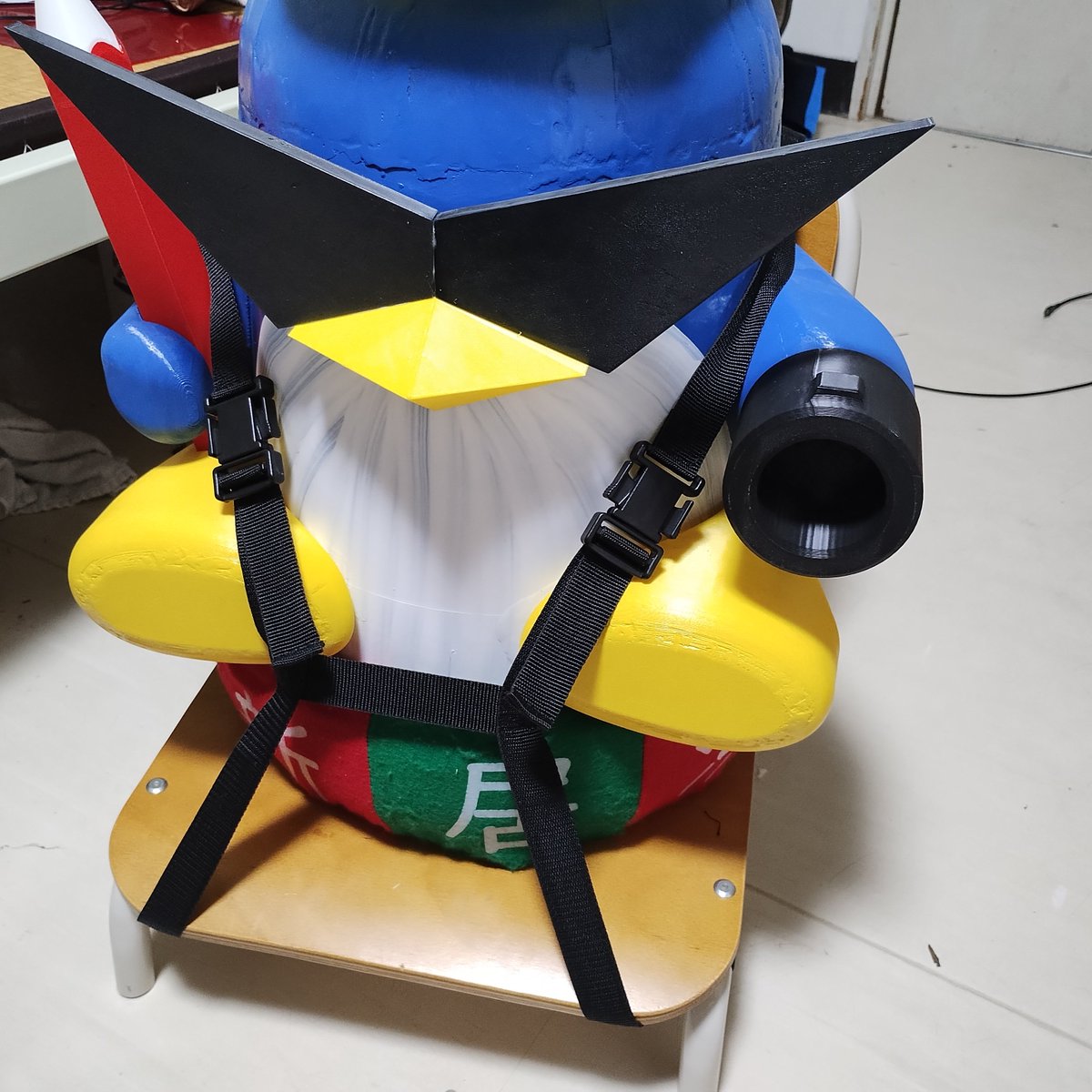 kAikvvf's tweet photo. 新居浜Aの選手（ゲームパッド操縦）でした。

- ベル直による射出
- 安定した装填機構
- 角度調整機構
- マスコット
を担当しました。

結果：
　1勝1敗
　特別賞　マブチモータ

悔しいですが、詫間Bには完敗です。全国でも415点以上取ってください！💪

詳細は後ほどポストします〜。

#高専ロボコン https://t.co/hnCMBTzm2q