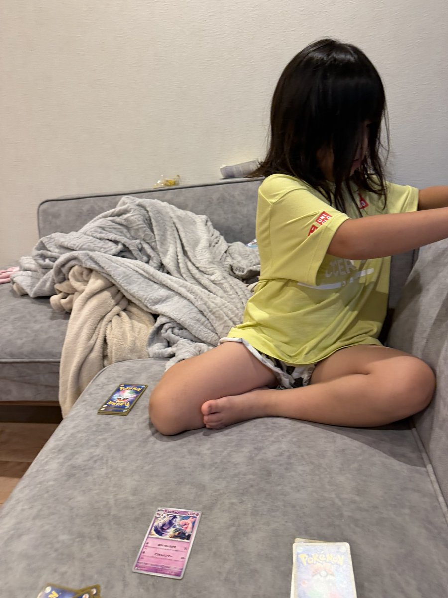 secodesu0915's tweet photo. 試合終わって娘とポケカ勝負
首のむち打ちと右肩が痛くて辛い… https://t.co/Od61G3empG