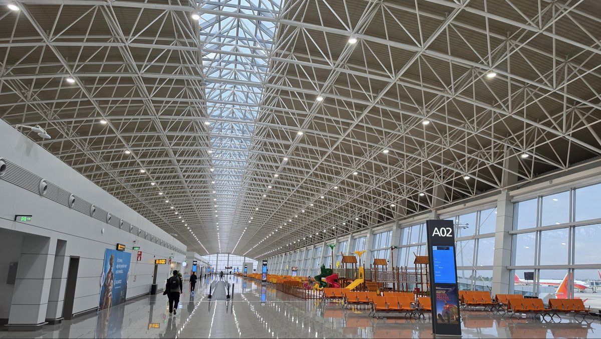 stats_wire's tweet photo. 🇦🇴 Angola built a $3.8 billion airport designed for 15 million passengers a year.

1) In 2025, it handled just 756,028: barely 5% of capacity.

2) ���🇷 Turkish Airlines has now dropped Luanda from its network. https://t.co/p7TrOzJCTN