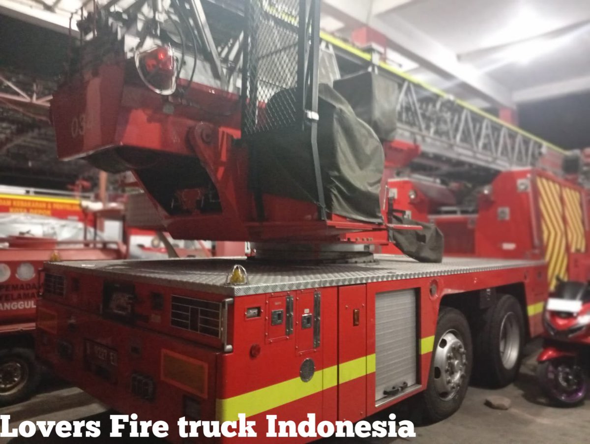 IndraAjahe778's tweet photo. Aerial Ladder truck 

Hino MH

40 meter 

Mako Damkar kota Depok 

Body manufacture @morita119 https://t.co/6hZ9ltADzZ