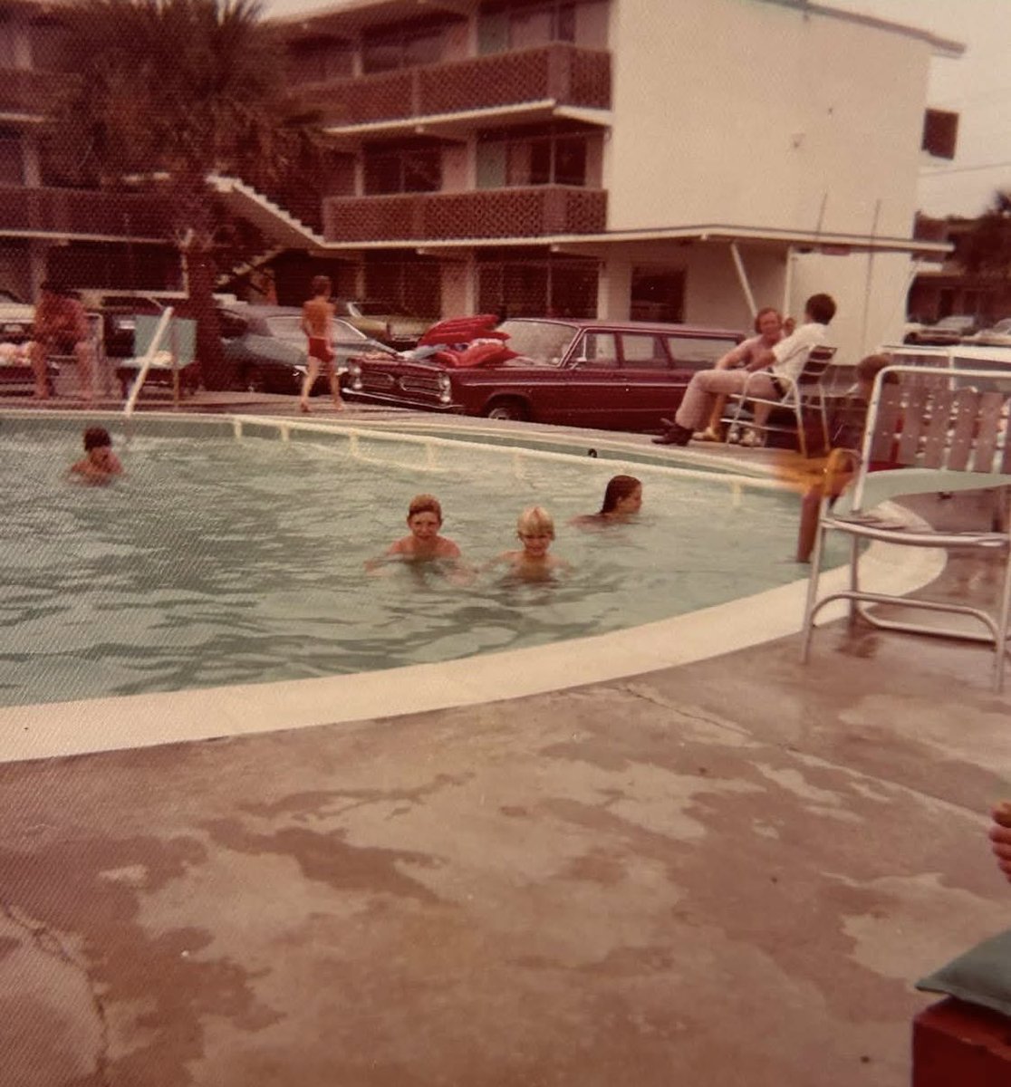mbbackthen's tweet photo. Another one from the Grand Strand Motel, courtesy of Tommy Mathis, is this 1972 view of the pool and exterior.
#SundayFunday #1970s #MyrtleBeach #SouthCarolina #GrandStrand #summer #beach #ocean #family #vacation #hospitality #motel #travel #tourism #pool #retro #vintage #view https://t.co/ZqIIVlsbxO