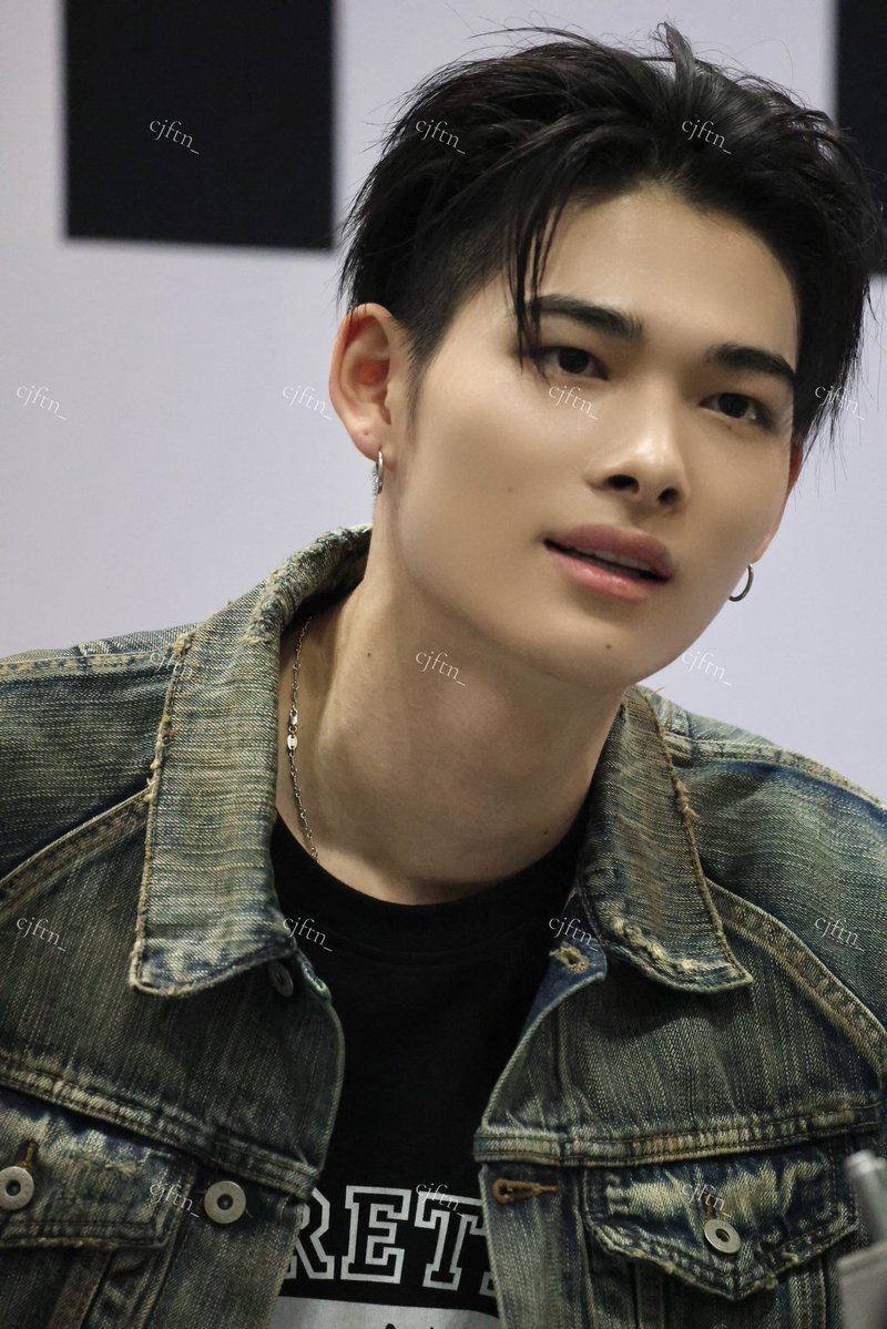 RIKISDAZE's tweet photo. finally found one of the necklaces ni-ki wears a lot in his chain rotations !! 

he’s wearing chrome hearts twist chain necklace 🖤 https://t.co/lFx13VNtXY