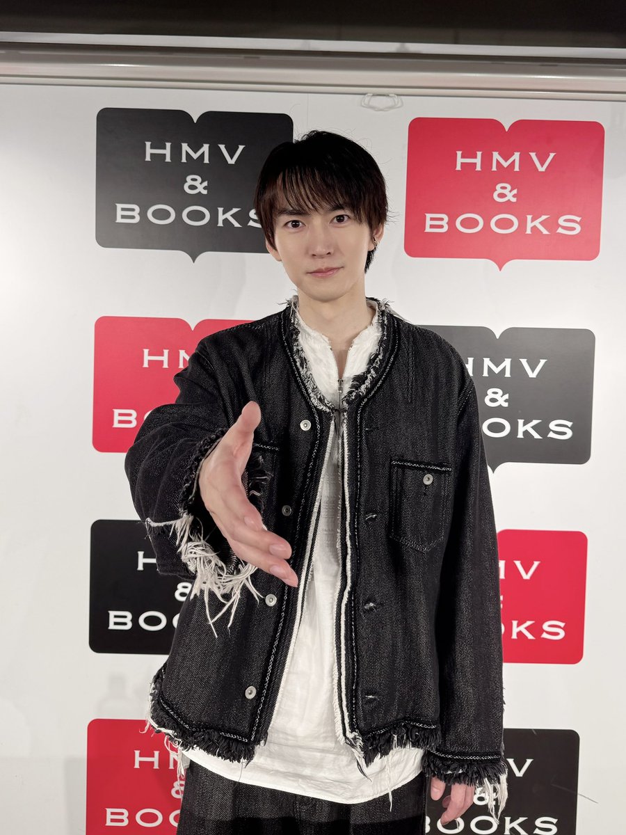 masanari6's tweet photo. カレンダーイベント　東京
ご来場ありがとうございました
今年は服を覚えられましたか？
服を覚えるのに夢中で
顔は覚えていますか？
握手した手の感触は覚えていますか？
全部忘れていいので
幸せだった思い出だけは
明日に持って行ってくださいませ
顔と服は共有しておきますね https://t.co/erWMEcKwWv