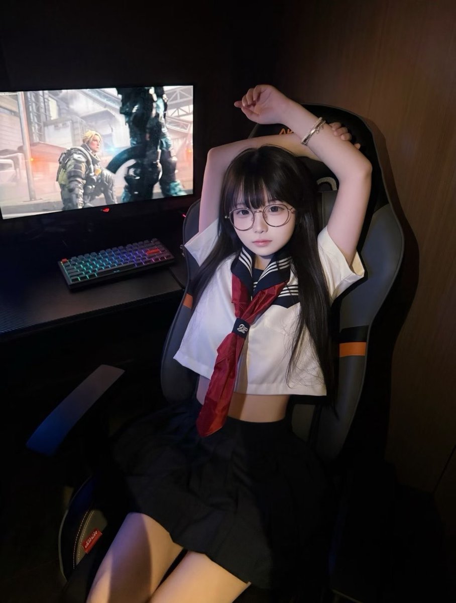 lori46fh2's tweet photo. 网瘾少女也会有那么一俩天！

有人想锐评一下我的14岁的福嘛 ？🥹   

不要🚪赶紧看，我要删了… https://t.co/5TPnd0rSOn
