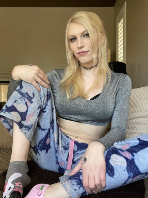 tsconni's tweet photo. Being a trans girl is hard sometimes 🏳️‍⚧️ https://t.co/2xZBzzHecX