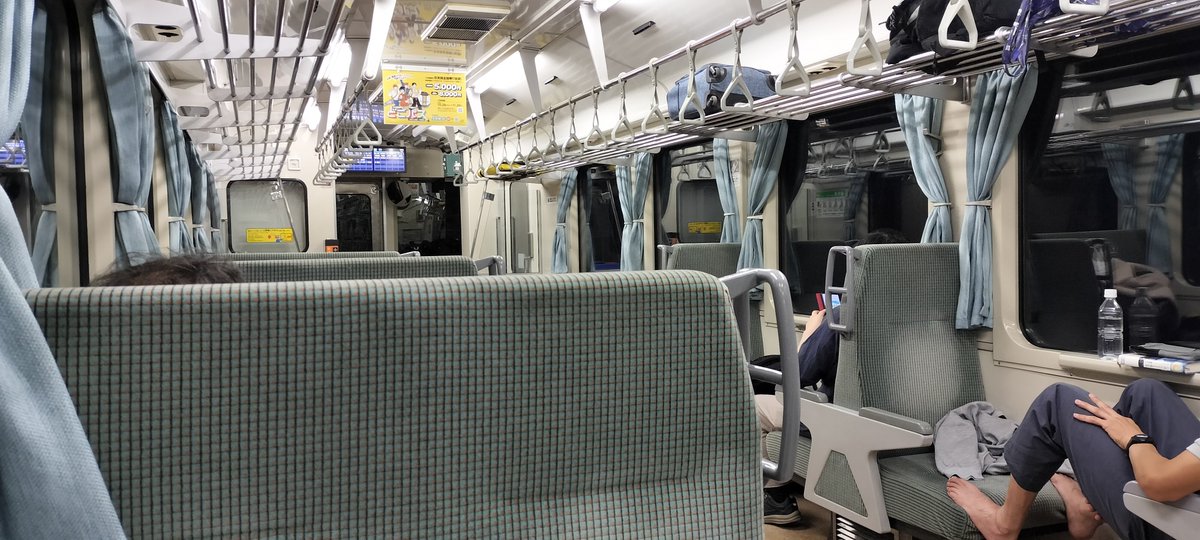 consak's tweet photo. 訳あってこの列車に乗って鈍行旅を満喫しつつ函館に帰る途中ですが、鹿部手前で鹿と衝突して運転士さんがひとりで色々と作業(車両の点検など)をして立ち往生していたので函館到着が大幅に遅れております。今日は臨時休業させて頂きましたが、明日からまた頑張りますのでよろしくお願いします。 https://t.co/ftRWlmKoj2