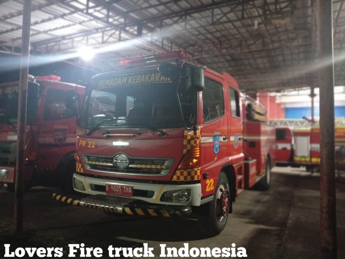 IndraAjahe778's tweet photo. Water tender Fire truck 

Hino ranger 

5.000 Liter 

Pos damkar Wali kota Depok ex Mako Damkar  Depok 

Pump by waterous USA 

Body manufacture Firedome https://t.co/58Rc8yUHjq