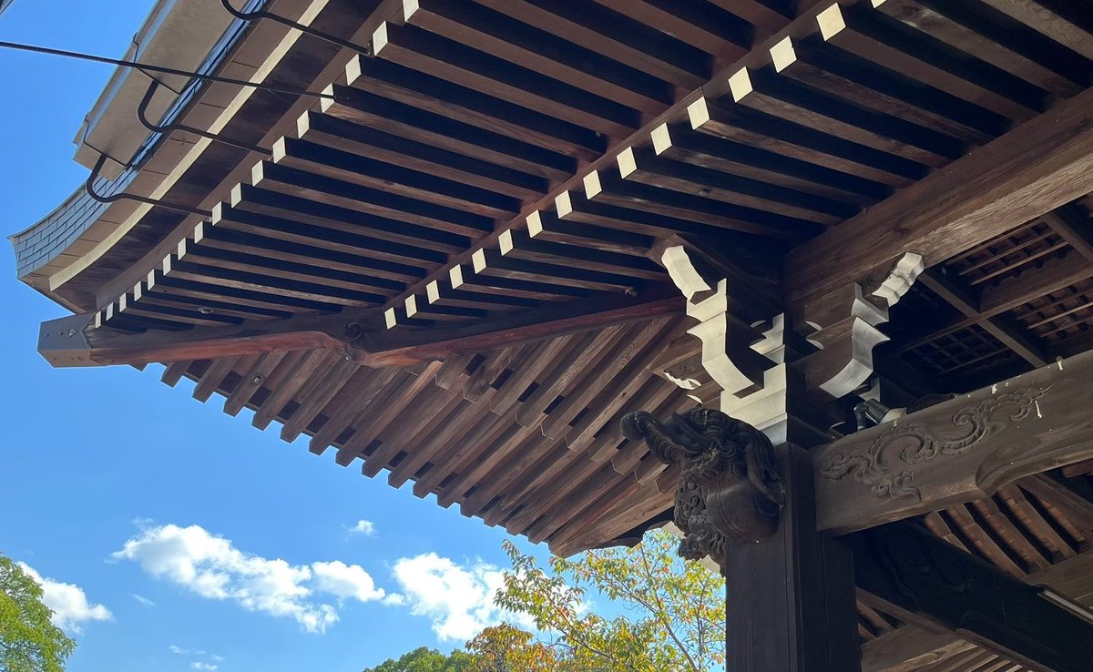 may_maymoon's tweet photo. 奈良、明日香村へ。自転車を借りて、寺社や遺跡を巡った。田園風景に溶け込む、不思議な形の巨岩を見るのが楽しい。田んぼでは三世代が手際よく稲刈りをしていて、その横を通り過ぎた。上り坂は全力立ち漕ぎ、下り坂で万葉の風に吹かれる。帰り際、さっきの田んぼに戻ると収穫はすっかり終わっていた。 https://t.co/yfMHk0alrH