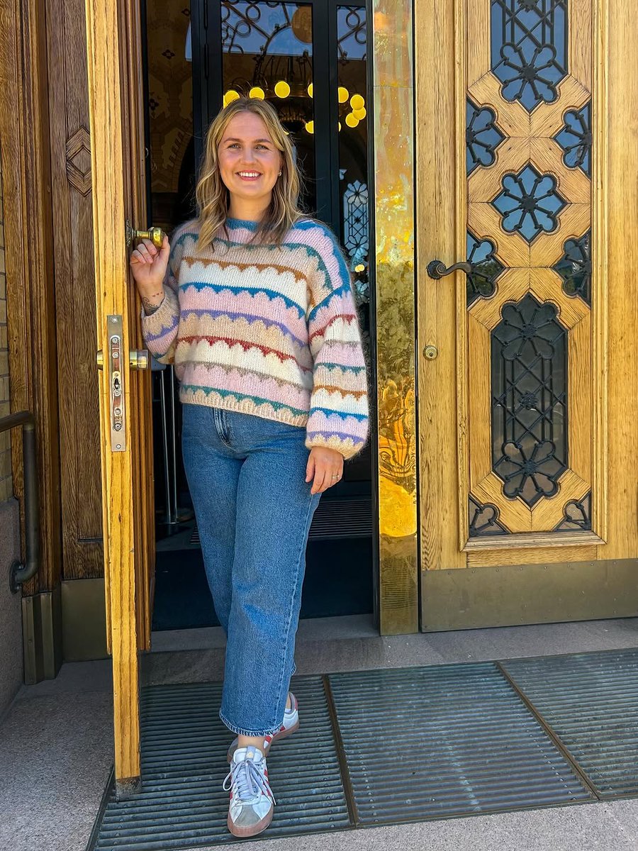 LeiaStantmtt's tweet photo. Hei, strikka-gram 👋🏼 lenge siden! Men her er uansett jeg i min #robiniasweater designet av @anneventzel ♥️ #strikk #knit #knitsagram https://t.co/iuOuD2Fvuw