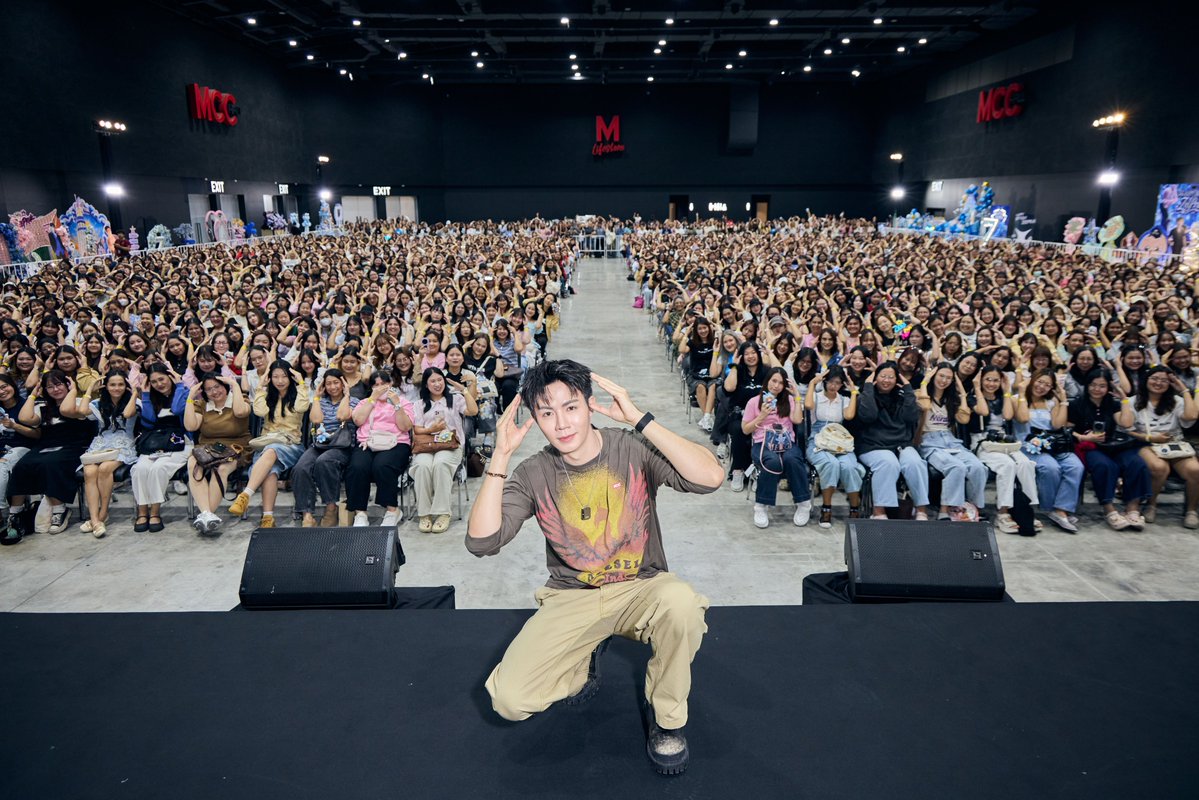 Hello_asian's tweet photo. หวานไม่แผ่ว หนูนิว หอบเค้ก มา HBD เฮีย ท่ามกลางคนรัก ซี-นุนิว ล้นฮอล !! 
แฟนๆร่วมส่งความรัก พา
#34thHBDZEEPRUK ขึ้นเทรนด์อันดับ1 อีกเช่นเคย !!
 #ZeePruk #ZeeNunew 

มวลความรัก ล้นฮอล ทั้งจาก แฟนๆ และแฟ... 🤭  ที่มาร่วมฉลองวันเกิด ZeePruk Fan Gathering Happy Birthday 🎂✨️

แม้วันคล้ายวันเกิด ซี พฤกษ์ จะผ่านไปแล้ว (10 ก.ย. ที่ผ่านมา ) แต่เพราะ พี่นายแบบงานล้นมือ และยังไปโลดแล่นรันเวย์ fashion week มา หลายที่ หลายแบรนด์ ตามสไตล์ หนุ่มฮอท !! จึงเพิ่งได้มาฉลองวันเกิดกับแฟนๆ ในวันนี้

นอกจากมวลความรัก ความอบอุ่น จากแฟนๆแล้ว น้องนุนิว หนูคนสำคัญ ของเฮีย มาเซอร์ไพร์ส ถือเค้กมา HBD ร่วมกับแฟนๆด้วย
โดนแซว ว่า หนีซ้อมคอนเสิร์ตมา แต่ คนแซวก็ยิ้มแก้มพองเลยน้าาาา 🤭🤭
อิ่มเอมหัวใจ วันอาทิตย์สีจมปู  🥰🩷🎂