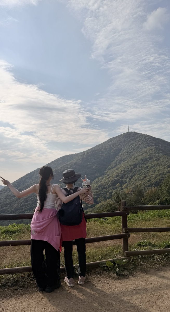 bbozzang526's tweet photo. 오늘 뽀가족 등산 다녀왔어요 
쥰냉이힘들어서ㅈㅉ죽고싶었음,, https://t.co/DXBzZ89aZW