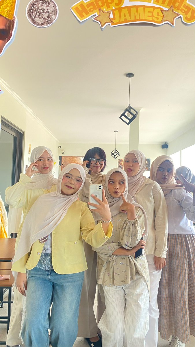 charryzzn's tweet photo. tepang taun jajamesan yeay https://t.co/KEhUKtWotf