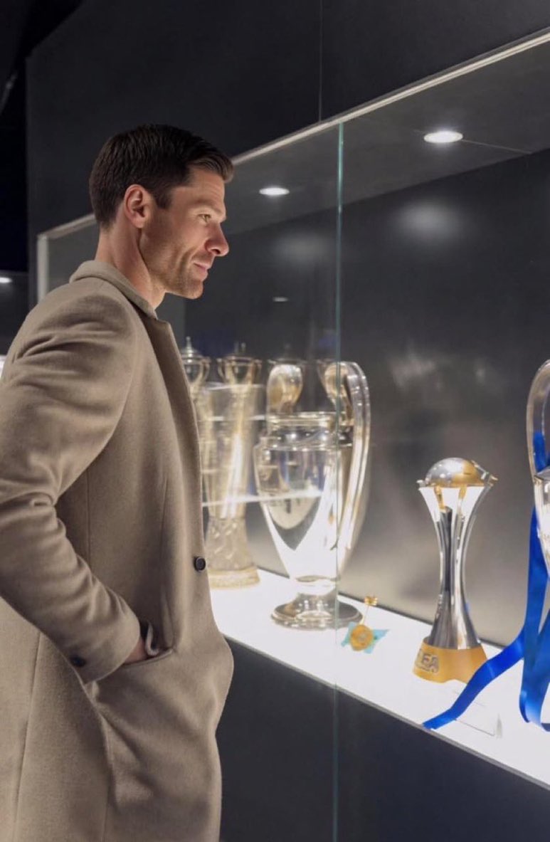 Activeproject1k's tweet photo. Xabi Alonso toured Chelsea’s trophy room last week, took one look at the Champions League trophies, and gently reminded them that Arsenal fans still need a microscope to find one. 😭 
Bro actually asked them to clear out some cabinet space so he has room for his own. https://t.co/RyGs7kj1it