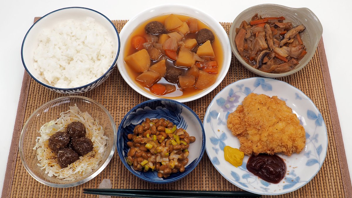 MM_Shokujibu's tweet photo. 本日のこどおじ飯🤖#まさおと母の手料理と献立プラスα #おうちごはん #MM食事部

・白米ご飯
・納豆
・骨なしフライドチキン
・じゃが芋と玉ねぎと人参と大根と肉団子の和風出汁醤油の煮物
・椎茸と野菜の和風炒め煮
・肉団子のせキャベツとオニオンのサラダ https://t.co/vbanTACAVy