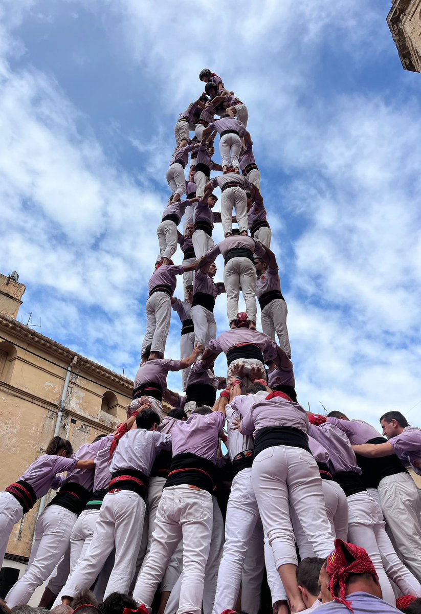 JoveDeTarragona's tweet photo. A la segona ronda de la diada de Santa Teresa descarreguem el setè 5d9f de la temporada. Aquesta supercatedral té molt mèrit, Colla! 

#FemElPas #castells https://t.co/b0xFua4eR7