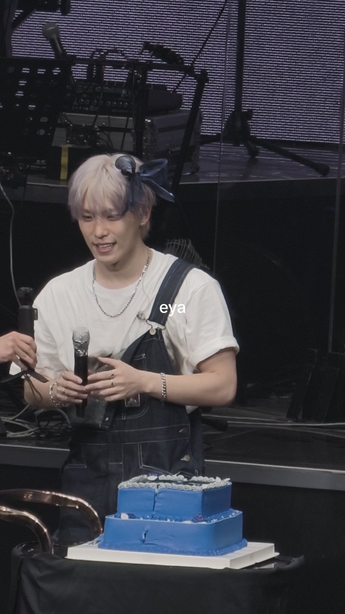 hanniesaurs's tweet photo. the staff surprised Dino with a cake and they put a ribbon oh him 😭 https://t.co/5XZXBcIGa7