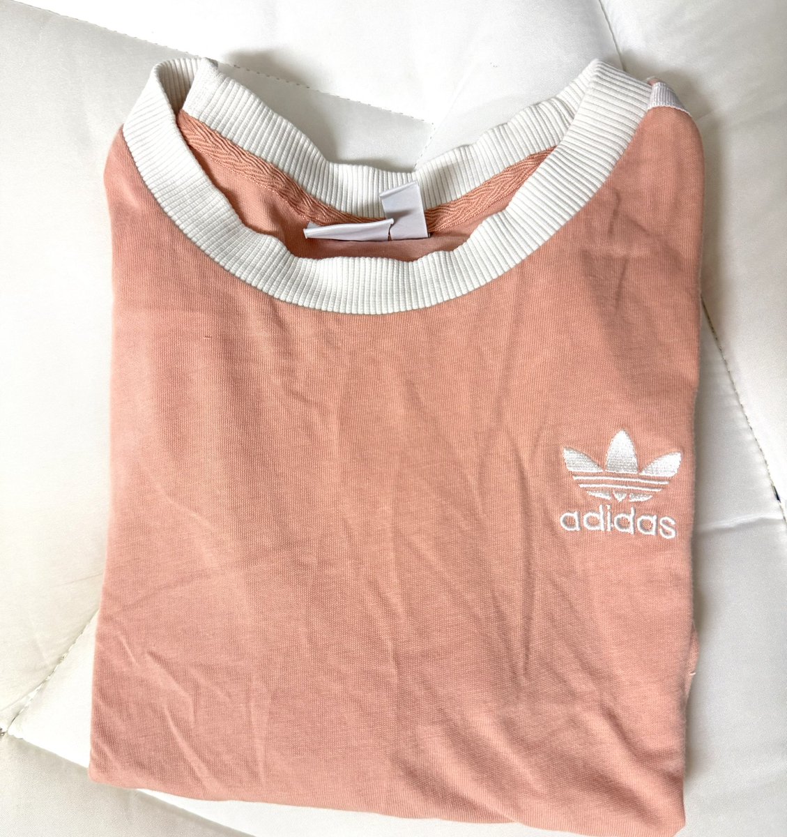 Koilily0's tweet photo. Adidas peach แท้ 🍑 🩷 (L) 
📩 190 ( ซื้อมาก็แพงอยู่😭) 
🪷 ตัดใจปล่อยมากเพราะได้มาแพง ไม่เห็นตำหนินะคะ อาจจะดูยืดนิดนึง เสื้อมันเป็นยังงี้อยู่แล้ว พังง่ายมาก5555  

#ส่งต่อเสื้อผ้า #ส่งต่อstylist #ส่งต่อvgh #ส่งต่อsisterfabric #ส่งต่อadidas https://t.co/fUdnxYHEmv