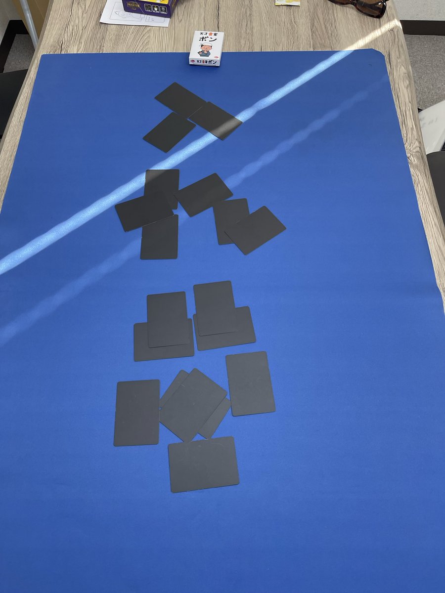 zizen_boardgame's tweet photo. @6jizoGames さんの『天才書家ボン』

お題を黒いカードだけで習字の要領で表現するゲーム！
相手に分かってもらえるギリギリで数字を宣言することで文字を書く権利が取れるのがミソ
少ない枚数で当ててもらえた時の爽快感が癖になる♪
#ゲムマ直前会 https://t.co/KS12oEXzic