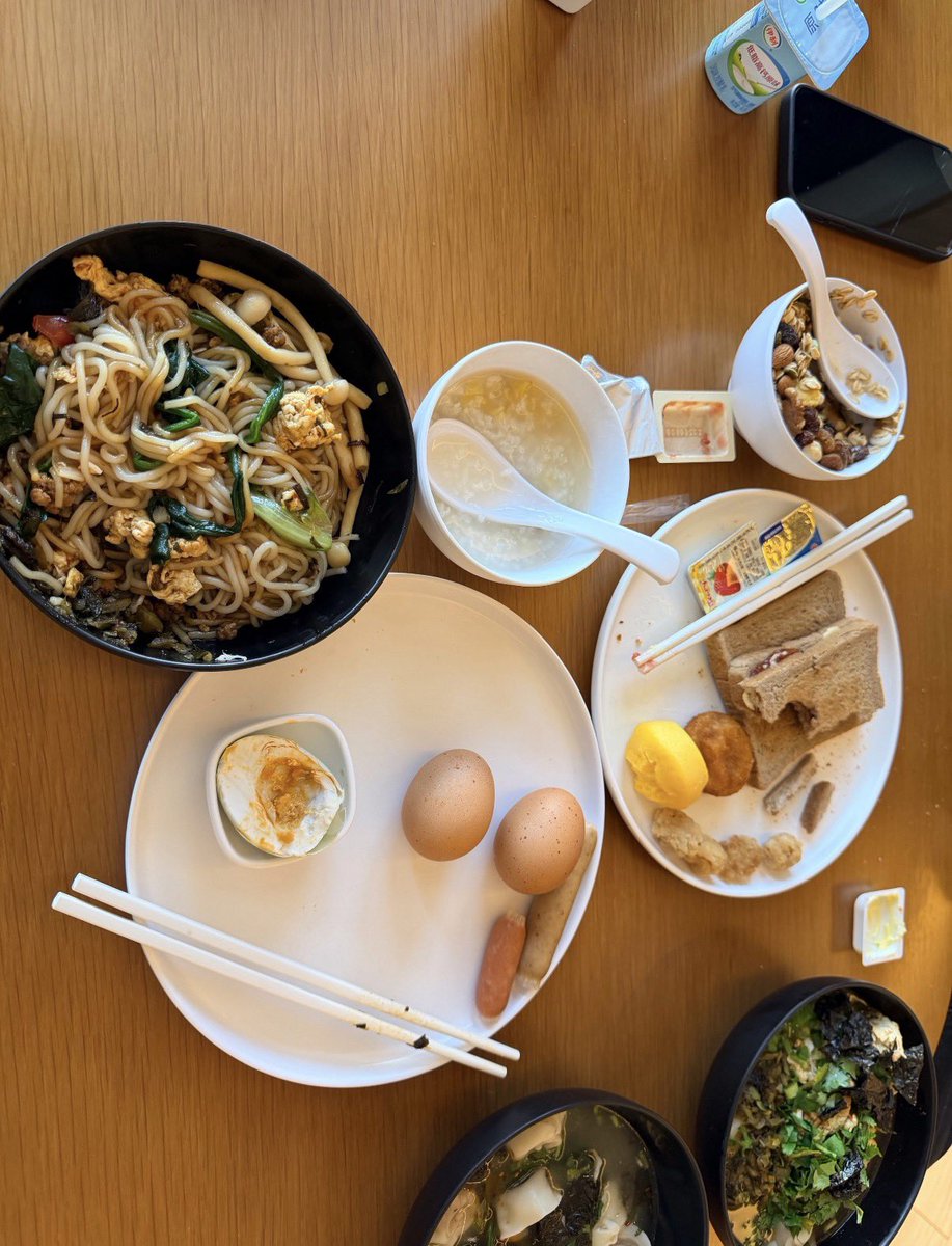 ain_thinking's tweet photo. 261011 SCUBED #천카이원 

中式早餐 with. 西式早餐 https://t.co/m4gsaId9dS