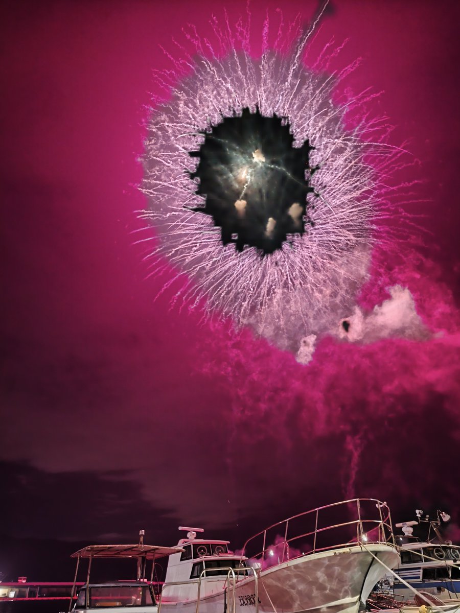 kazzpapy's tweet photo. 花火の写真を撮ったら魔界の扉が開いてしまった、、 https://t.co/4DkvjzvDfS
