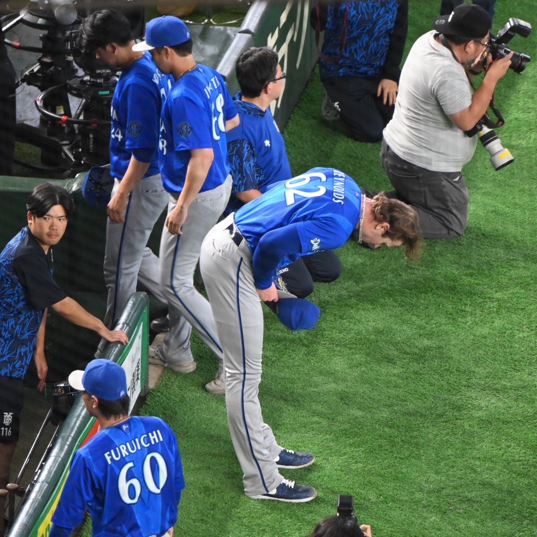 Gaku08shimouta's tweet photo. グラウンドを去る際深々と礼 2026/10/11
#baystars #レイノルズ https://t.co/zm7KOa8CN0