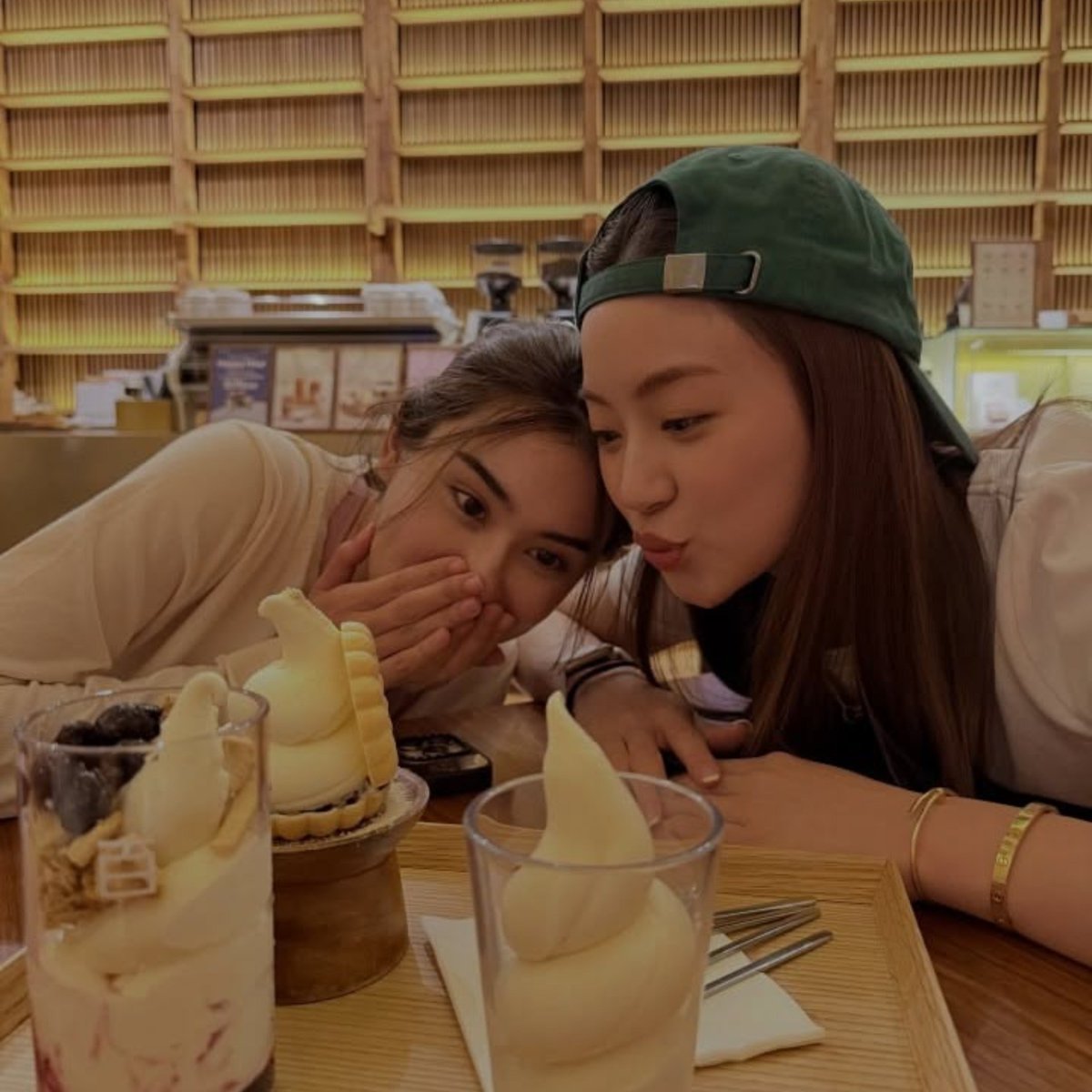 jl_nunn's tweet photo. "ถ้าถามว่าคู่ไหนคือนิยามความสัมพันธ์ Healthy Relationship ตอนนี้ยกให้ลีน่าหมิวได้เลย โคตรจะรู้สึกปลอดภัย สบายใจ เป็นตัวของตัวเองได้เต็มที่ทั้งศิลปินและแฟนคลับ พร้อมเติบโตไปด้วยกันแบบไม่รู้สึกอึดอัด ในอนาคตเค้าจะอยู่กันในสถานะไหนก็คงยังสบายใจ ยินดี แฮปปี้ที่สุดละในชีวิตติ่ง" https://t.co/QpfWRjAdUd
