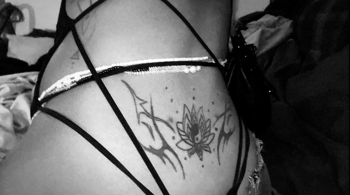 quiquisworld's tweet photo. 。・°°・(＞_＜)・°°・。 #trampstamp https://t.co/zNtWPOUSCn