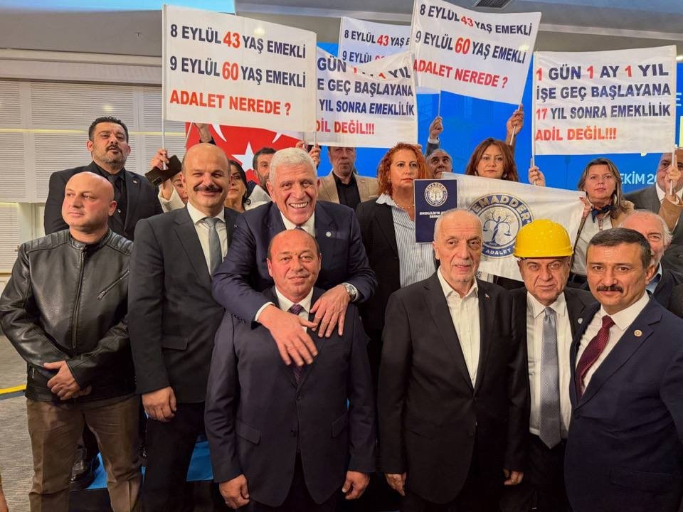 EmadDernegi's tweet photo. 🔴 KADEME TALEBİ EMEK ÇALIŞTAYI’NDA GÜÇLÜ ŞEKİLDE YERİNİ ALDI

Emeklilikte Adalet Derneği Genel Başkanımız Sayın Mihriban Uğurlu, Yönetim Kurulumuz, Ankara İl Temsilcilerimiz ve üyelerimizle birlikte “İYİ Gelecek İçin Emek Çalıştayı”na güçlü bir katılım sağladık.

8 Eylül 1999 sonrası oluşan keskin emeklilik farkını ve milyonların adalet talebini taşıyan pankartlarımızla, çalıştay boyunca kademeli emeklilik mücadelemizi açık ve güçlü biçimde ortaya koyduk.

Salonda da basın açıklamasında da aynı gerçeği hatırlattık:
Emeklilikte adalet sağlanacaksa, kademeli emeklilik görmezden gelinemez.

Emeklilikte Adalet Derneği (EMADDER)

@EmadDernegi
#KademeliEmeklilik 
#KademeYasalaşmalı