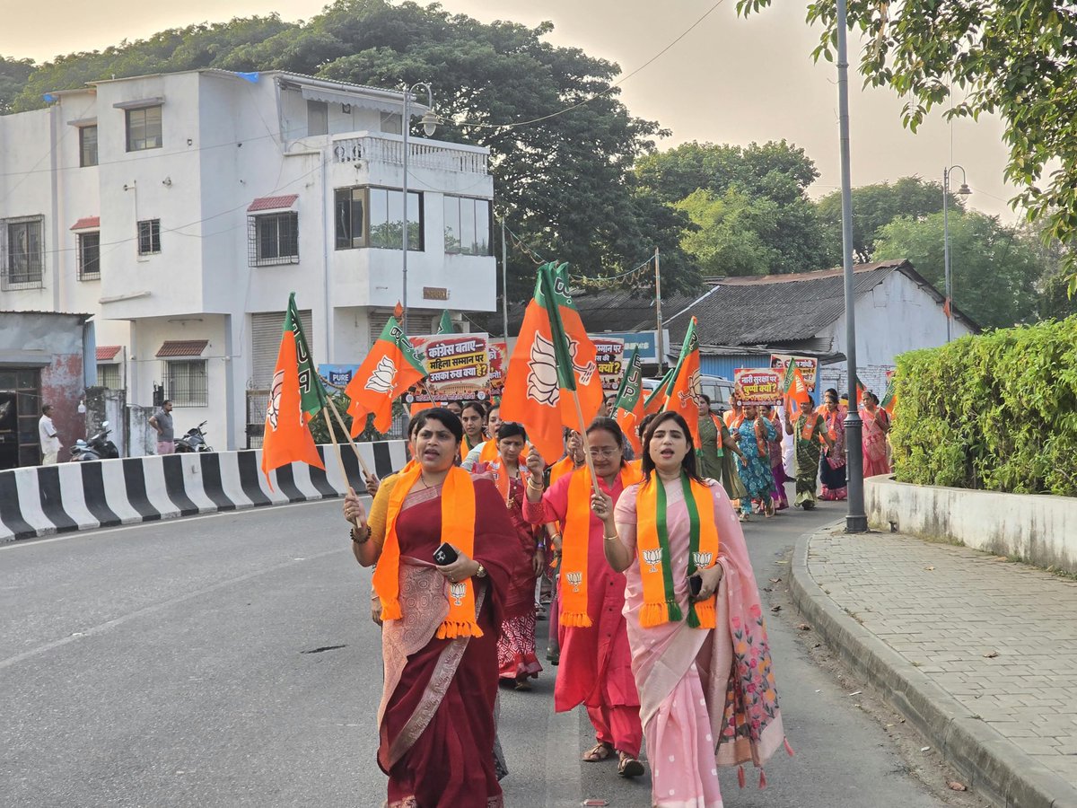 mahesh_agaria's tweet photo. JNU मामले में महिला छात्राओं के न्याय हेतु दमन में विरोध मार्च निकालकर कांग्रेस के खिलाफ नारेबाजी की और संबंधित सांसद के विरुद्ध कड़ी कार्रवाई की मांग की।
@NitinNabin @blsanthosh @VarshabenDoshi @bjpsanjaybhatia https://t.co/nR12Mby0D2