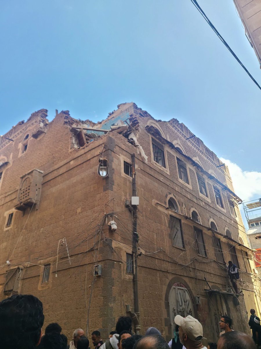 aljaishi_'s tweet photo. لا يكتفي الحوثي بتعريض المدنيين للقصف، بل يجرّ الخطر إلى الأحياء السكنية! اليوم، فشلت محاولة إطلاق صاروخ من حي سكني في صنعاء، ليسقط في منطقة شعوب مخلفًا خسائر بشرية ومادية . https://t.co/yBE3GVb8lQ