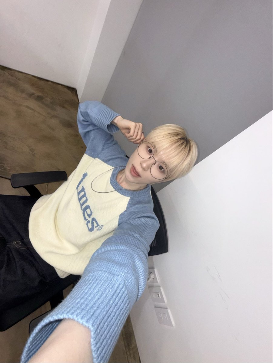NINE_i_Firstone's tweet photo. [#이든]

소품 가지고 3단 변신🩵💦✈️🐬

#나인아이 #NINEi #EDEN https://t.co/EjPRSHliEI