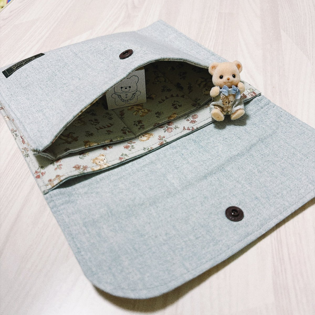 kmxmmc's tweet photo. くうちゃん(@2KU8ma)からおすそ分けやお土産など🧸
あとね！！手帳ポーチすごくない？！可愛すぎるし仕切りあるし、こんな可愛い物作れるの凄すぎるよ〜ありがとう😭
くまちゃんのお洋服の布もお揃い🧸🎶
私のくまちゃんのスタンプまで作ってプレゼントしてくれたの〜！嬉しい！！ありがとう🥹🤍 https://t.co/lF1q6TIq3w