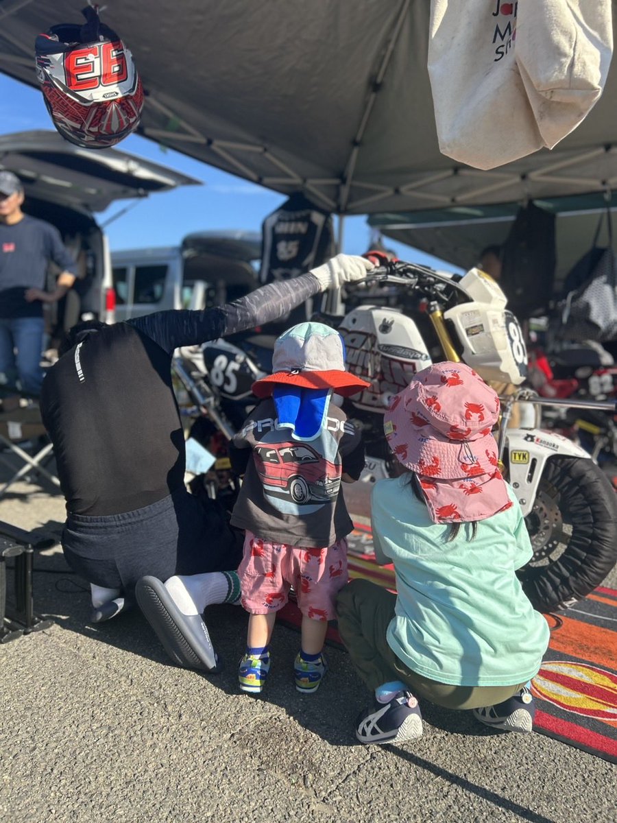 moonrid01190374's tweet photo. モトチャレ
昨日は乗ってて楽しくて楽しくてw
やっぱりバイクサイコーってなってたんですが、今日はダメでした。
ただ単独アベレージが上がったのが救い。
現地でお話しさせて頂いた沢山の方々、差し入れしてくれたみんな、ありがとうございました。
お陰様で楽しく過ごせました。

バイクは楽しい。 https://t.co/Aa4hSNfwUC