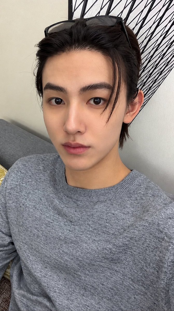 xxeoje's tweet photo. grey is literally his signature color https://t.co/jDEgxoRS2D