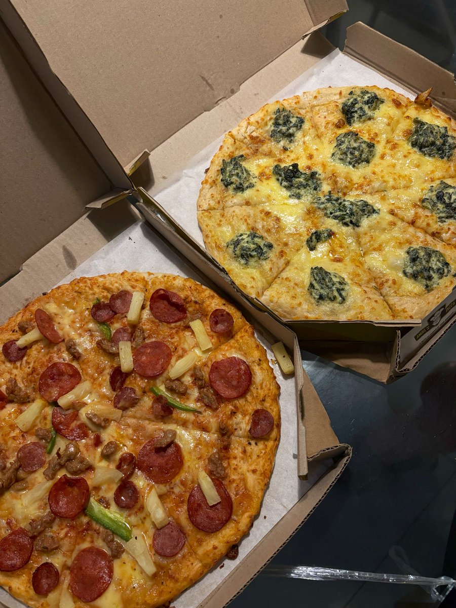 jajjuondabeat's tweet photo. angel's pizza 🔛🔝 #foodtwt https://t.co/G5uWoymfC4
