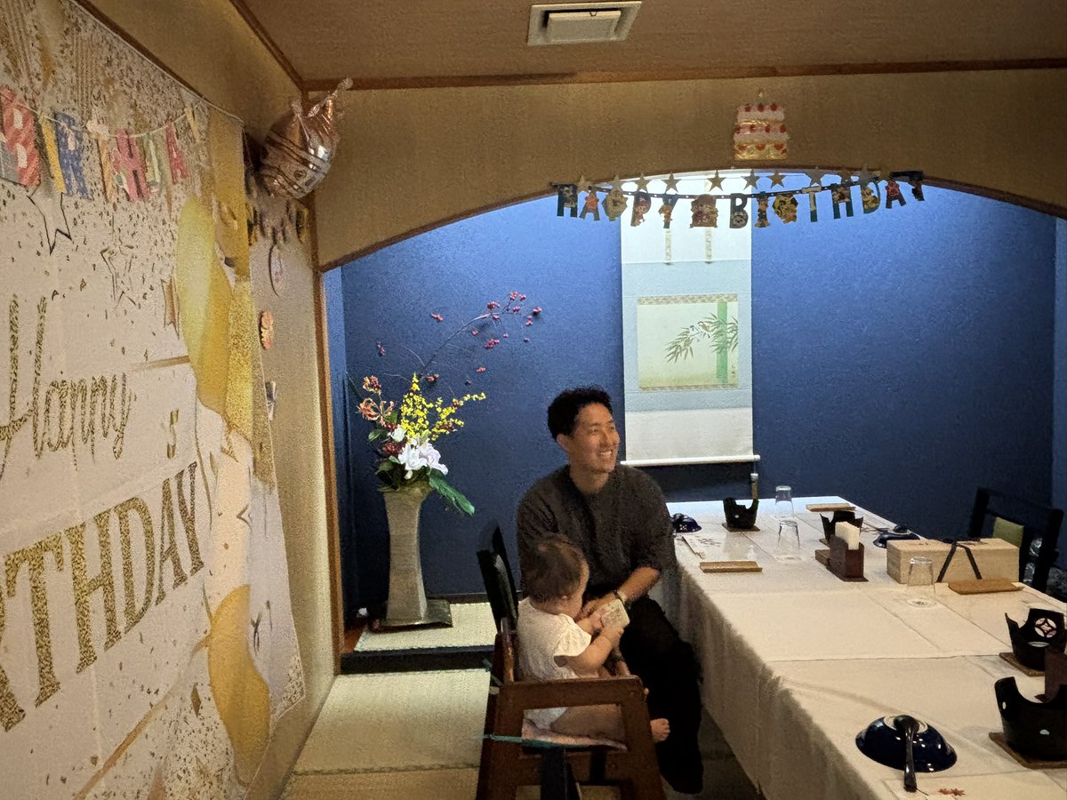 sakaguramimo's tweet photo. #松風苑 で娘の1歳をお祝いするタンカーユーエーをしました✨

日本酒の持ち込み（別途2000円）も可能で、冷やしながら飲むことができました😆🍶

娘はマイク🎤を選びました笑
将来は歌手かな🤔

#鶴鳴 #仙禽 #お家酒 #日本酒大好き #日本酒好き #sake #sakelover #地酒 #乾杯 #晩酌 #沖縄 https://t.co/jgwaVVBZh1
